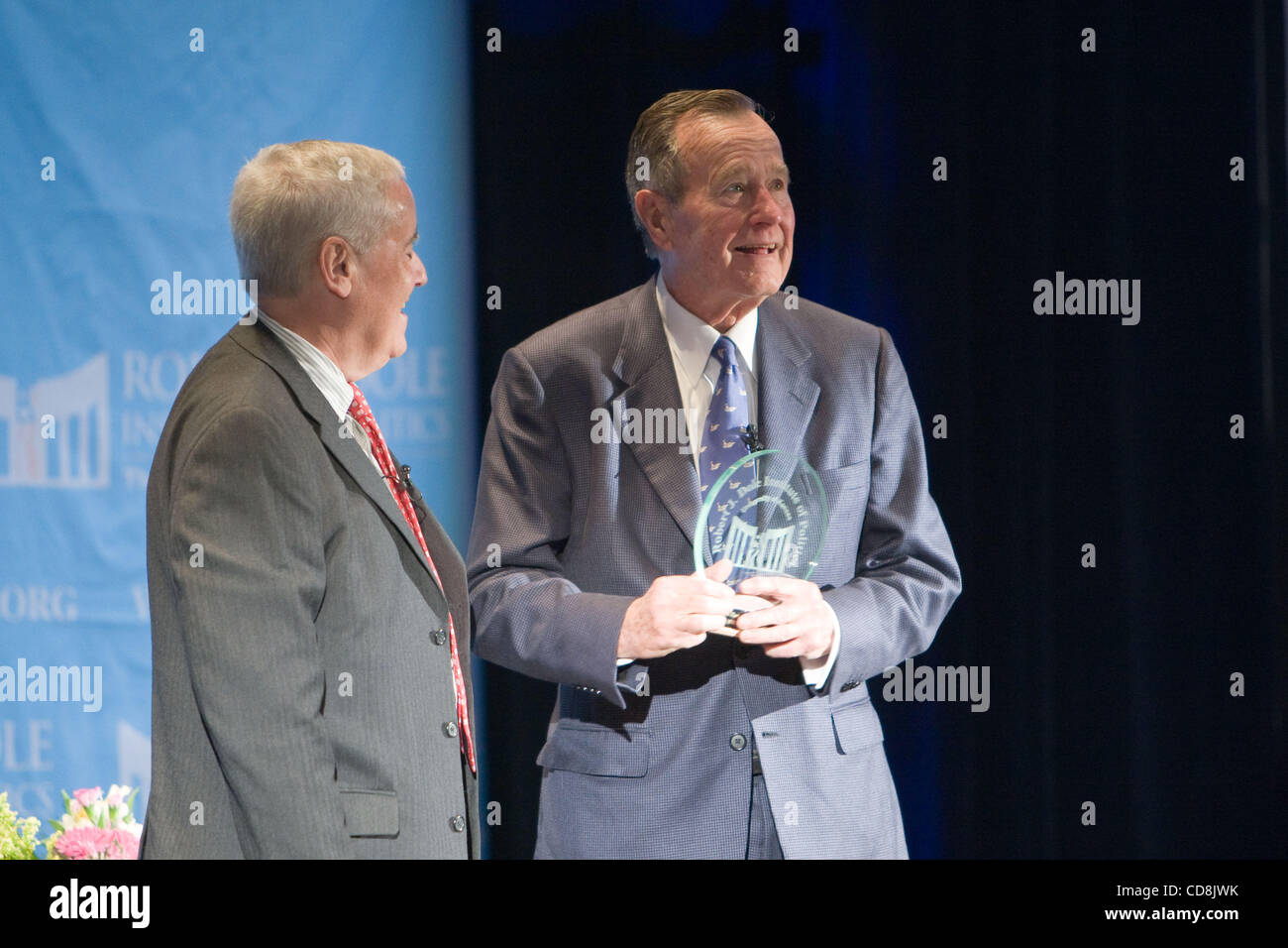 Novembre 16, 2008 - Lawrence, Kansas, Stati Uniti d'America - Ex presidente George H.W. BUSH ha accettato il 2008 Dole premio di leadership presso il Centro ha mentito sulla west campus della University of Kansas. Dole Istituto di Politica onori di un singolo individuo o un gruppo la cui leadership attraverso onorato servizio nella nostra democrazia Foto Stock