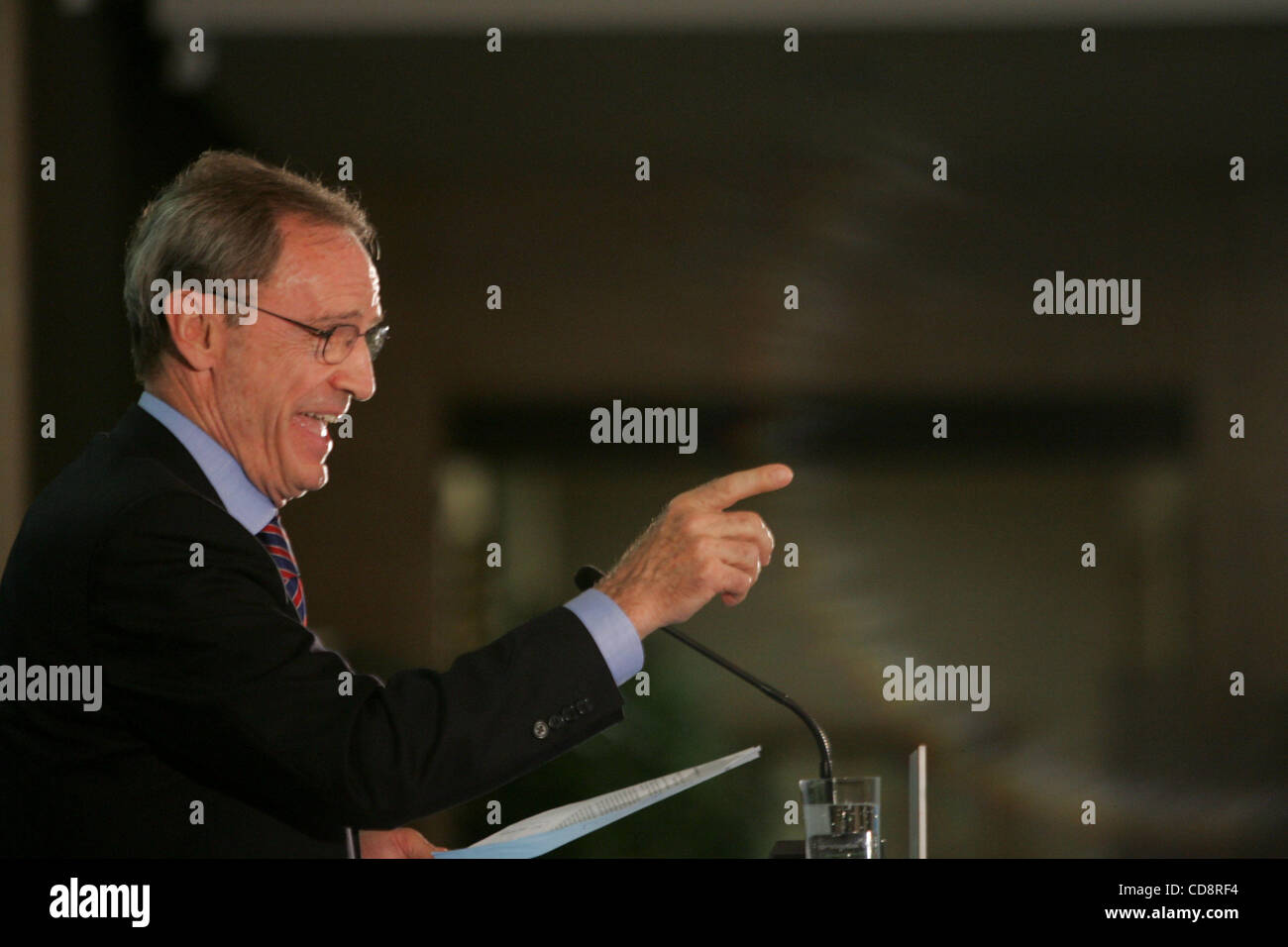 Comitato olimpico internazionale il Presidente Jacques Rogge (non raffigurata) visite Sochi.Nella foto: coi Giochi Olimpici direttore esecutivo Gilbert Felli quando in occasione della conferenza stampa a Sochi. Foto Stock