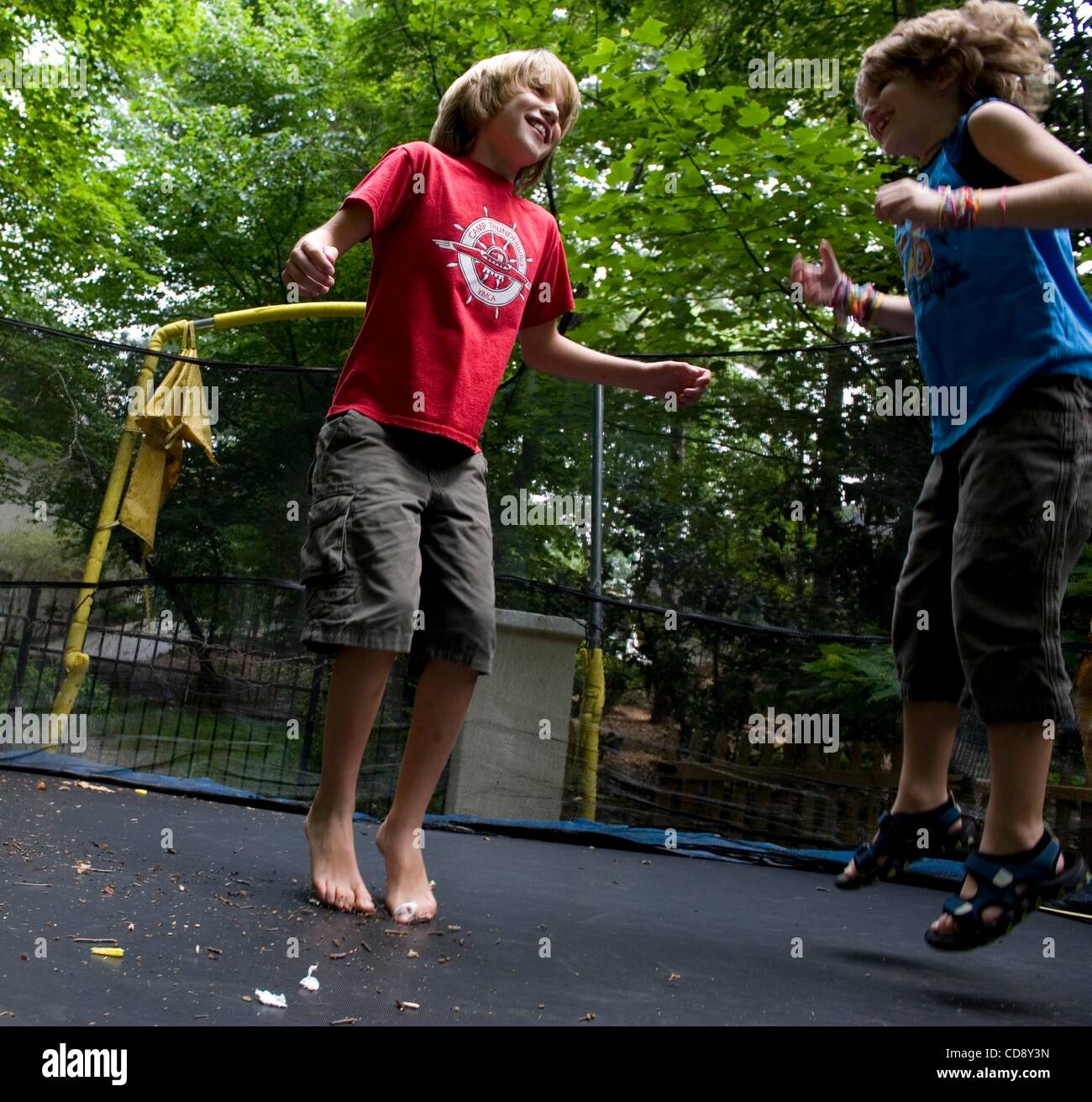 Jun 12, 2010 - Roswell, Georgia, Stati Uniti - GAVIN BAKER, sinistro 11, e fratello Paolo, 8, non lasciare che una diagnosi di fibrosi cistica tenerli da attività che amore, come il salto sulla loro trampolino e skateboard. I fratelli hanno a prendere due volte al giorno, percussioni e trattamenti di respirazione per combattere t Foto Stock