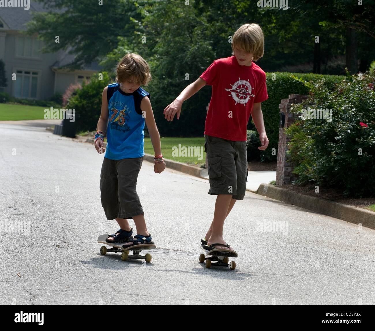 Jun 12, 2010 - Roswell, Georgia, Stati Uniti - GAVIN BAKER, maglietta rossa, 11, ed il fratello Paolo, 8, non lasciare che una diagnosi di fibrosi cistica tenerli da attività che amore, come il salto sulla loro trampolino e skateboard. I fratelli hanno a prendere due volte al giorno, percussioni e trattamenti di respirazione a com Foto Stock