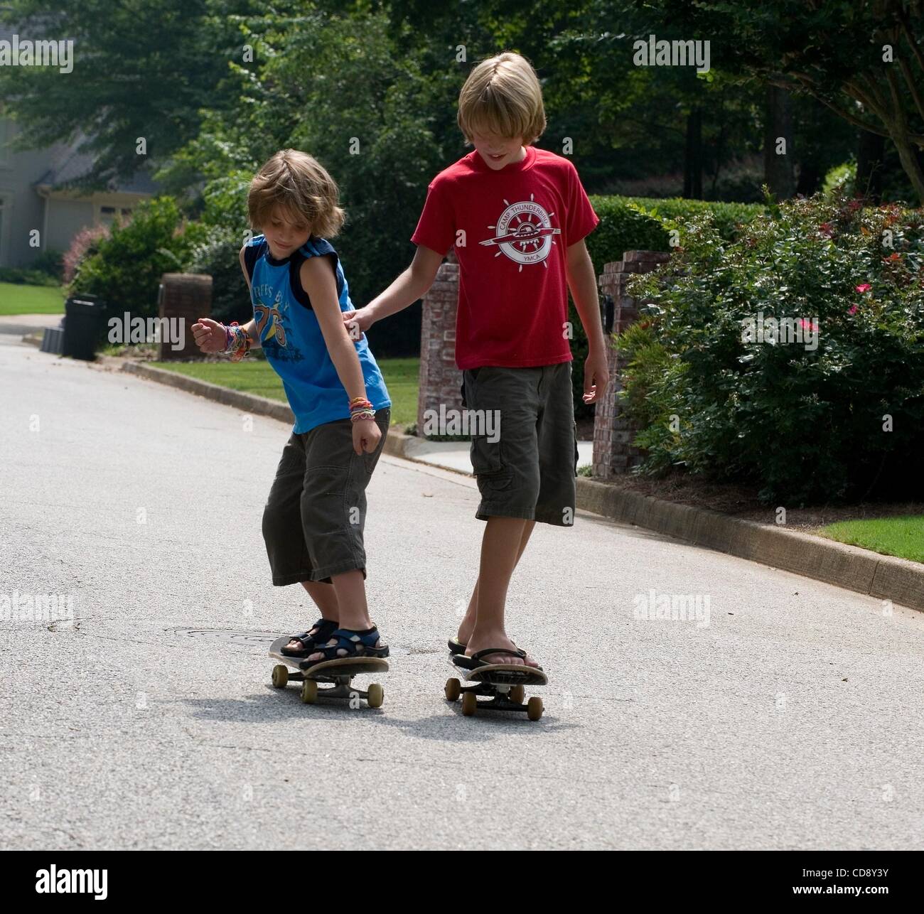 Jun 12, 2010 - Roswell, Georgia, Stati Uniti - GAVIN BAKER, maglietta rossa, 11, ed il fratello Paolo, 8, non lasciare che una diagnosi di fibrosi cistica tenerli da attività che amore, come il salto sulla loro trampolino e skateboard. I fratelli hanno a prendere due volte al giorno, percussioni e trattamenti di respirazione a com Foto Stock