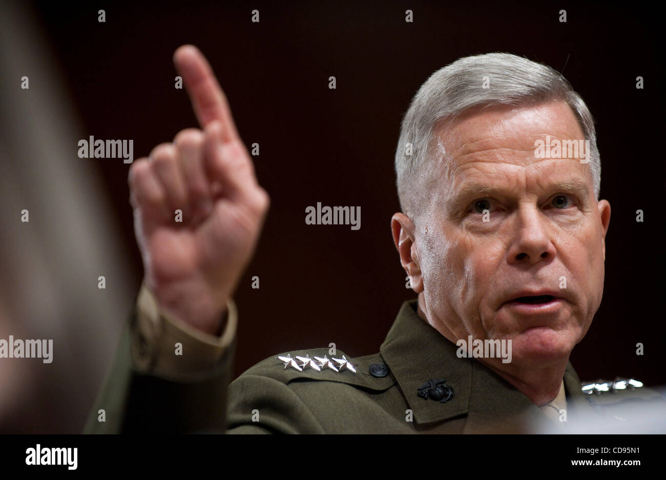 Giugno 22, 2010 - Washington, Distretto di Columbia, Stati Uniti, - gen. James Amos, assistente del comandante del Marine Corps testimonia su Capitol Hill martedì prima il comitato delle forze armate del senato audizione sui progressi nella prevenzione dei suicidi militari e le sfide per il rilevamento e la cura dell'invisi Foto Stock