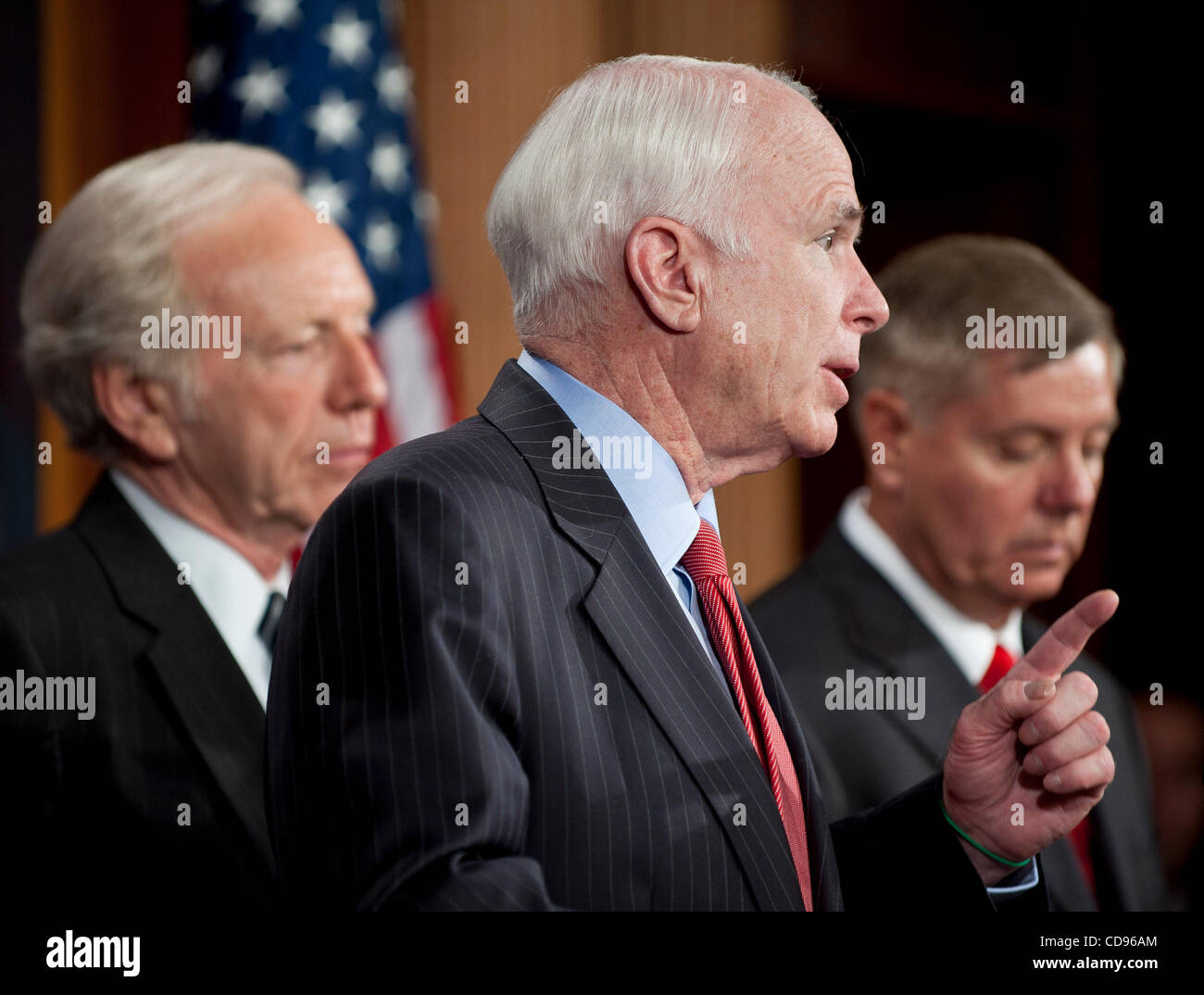 Giugno 23, 2010 - Washington, Distretto di Columbia, Stati Uniti, - i Senatori John McCain e Joe Lieberman e Lindsey Graham tenere una conferenza stampa sulle dimissioni gen. Stanley McChrystal e il Presidente Obama la decisione di chiedere a gen. David Petraeus di sostituirlo come comandante in Afghanistan. (Credito Immagine: © P Foto Stock