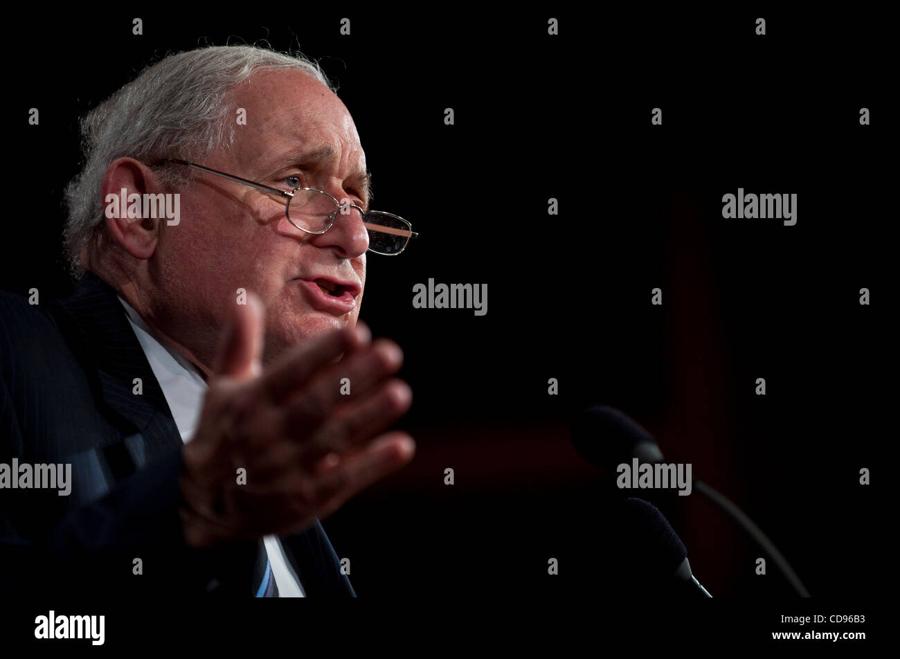 Giugno 23, 2010 - Washington, Distretto di Columbia, Stati Uniti, - Il senatore Carl Levin tiene una conferenza stampa sulle dimissioni gen. Stanley McChrystal e il Presidente Obama la decisione di chiedere a gen. David Petraeus di sostituirlo come comandante in Afghanistan. (Credito Immagine: © Pete Marovich/ZUMApress.com) Foto Stock