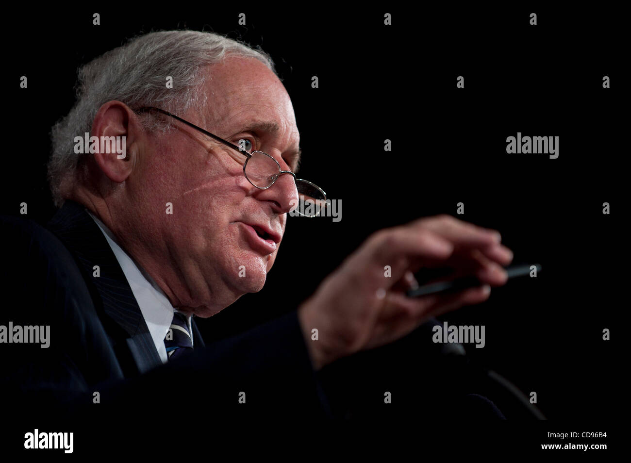 Giugno 23, 2010 - Washington, Distretto di Columbia, Stati Uniti, - Il senatore Carl Levin tiene una conferenza stampa sulle dimissioni gen. Stanley McChrystal e il Presidente Obama la decisione di chiedere a gen. David Petraeus di sostituirlo come comandante in Afghanistan. (Credito Immagine: © Pete Marovich/ZUMApress.com) Foto Stock