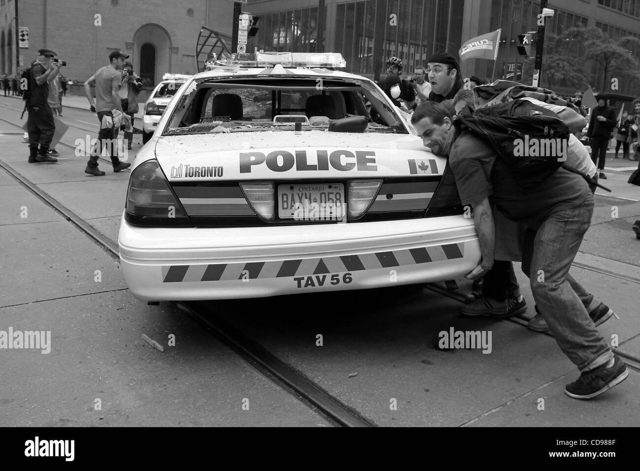 Giugno 25, 2010 - Toronto, Ontario, Canada - Mentre la G20 è andato incontro a Toronto nel giugno 2010, il Black Bloc ha preso per le strade. Il gruppo di giovani vestiti di colore scuro le felpe con cappuccio, scarponi da combattimento con bandane oltre le loro facce è diventato una forza in se stessi si muove attraverso le strade di Foto Stock