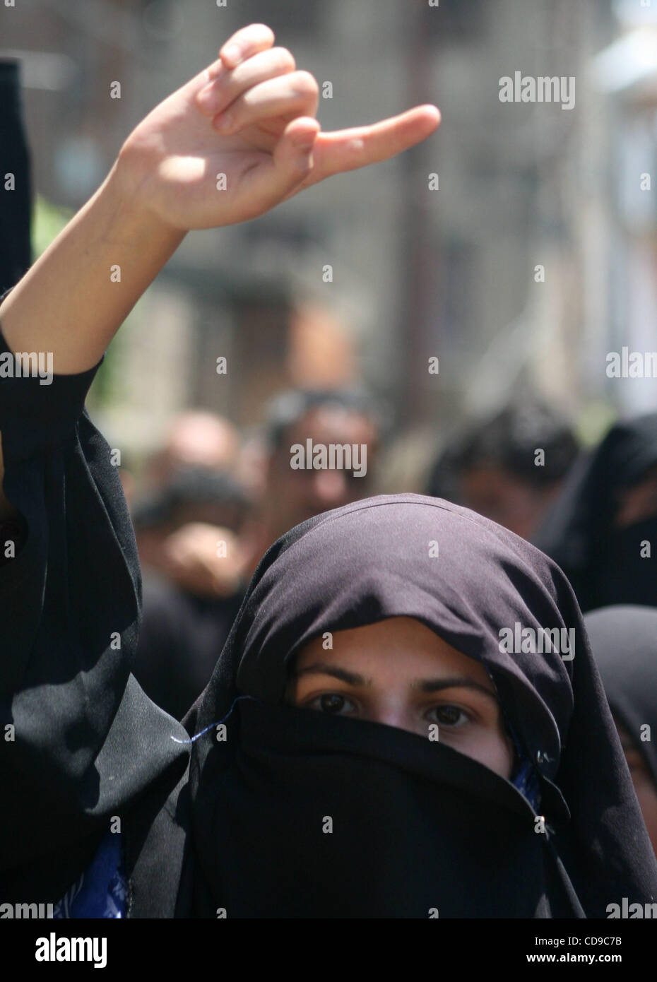 Il kashmir le donne musulmane protester gridare anti-India slogan durante una manifestazione di protesta a Srinagar,capitale estiva del Kashmir indiano il 1 luglio 2010. Coprifuoco a tempo indeterminato ha continuato in apple township di sopore, sud Kashmir distretto di Anantnag, Pulwama e Kulgam e parti di Srinagar città per impedire qualsiasi nuovo vio Foto Stock