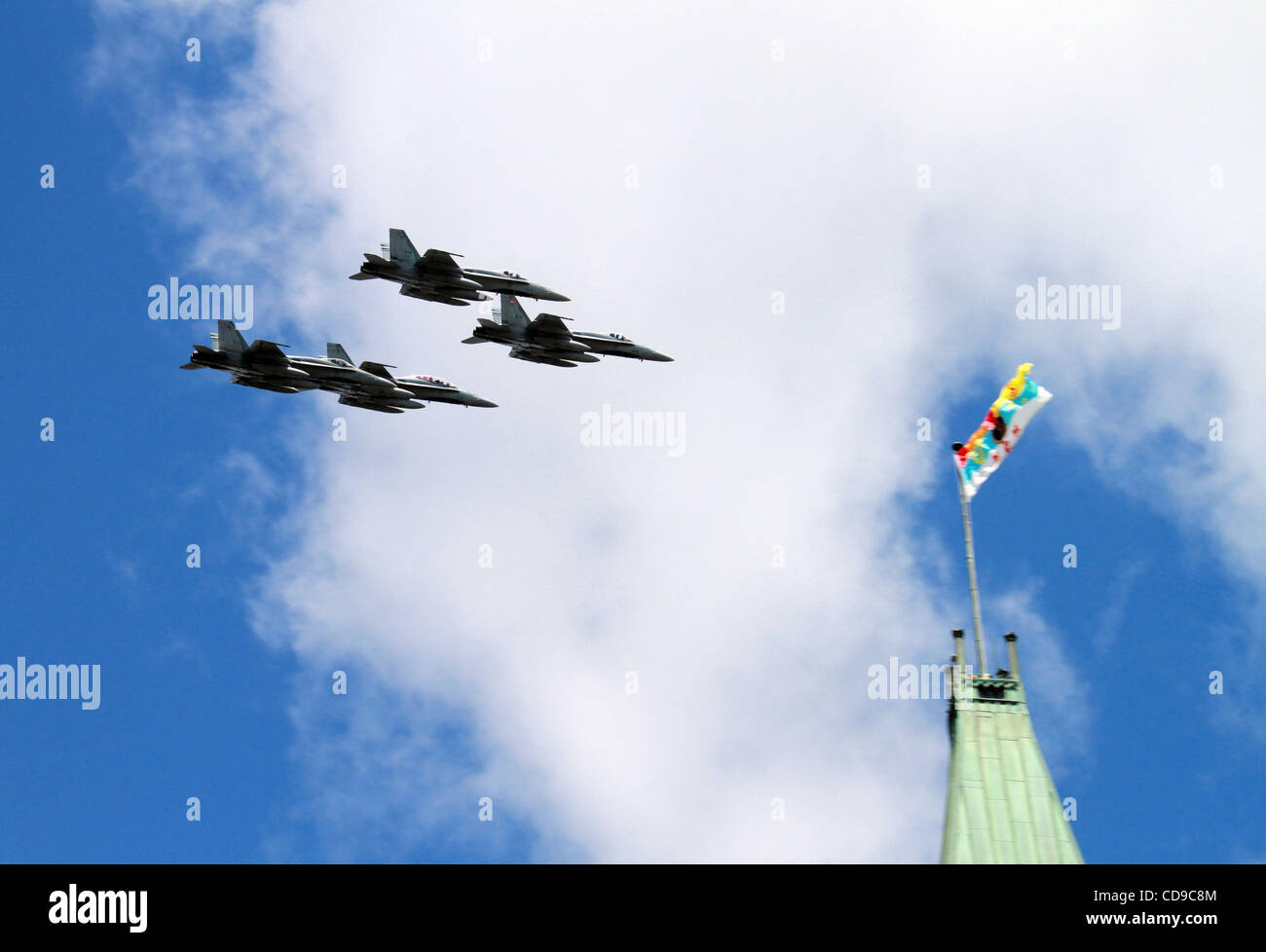 Jul 01, 2010 - Ottawa, Ontario, Canada - F18 jet fighter passa dal Royal Stemma della Regina Elisabetta II a Parliament Hill, Ottawa . Circa 70.000 persone si sono riuniti presso la capitale nazionale per celebrare la Giornata del Canada che era frequentato dalla Regina Elisabetta II e il principe Filippo. (Credito Immagine: © Foto Stock