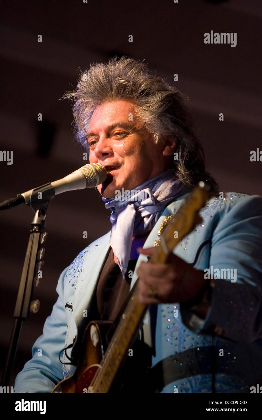 Il Grand Ole Opry stati Marty Stuart e il suo favoloso superlativi band eseguire durante il Lakefest Quarta di luglio celebrazione. Stuart è ampiamente considerato uno di musica country più artisti eclettici a causa della diversità del suo repertorio. Foto Stock