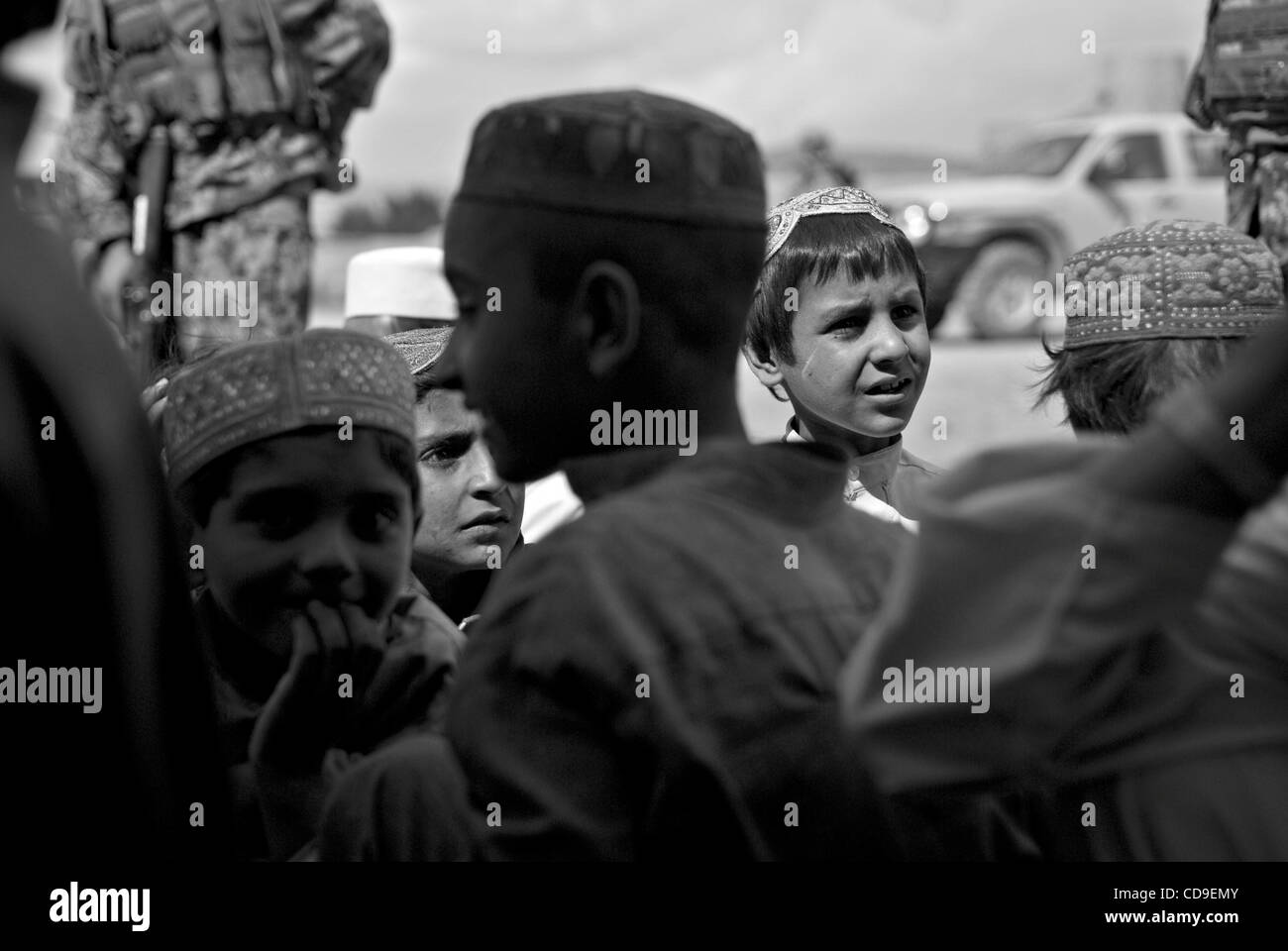 Ragazzi afghani ascoltare una shura o riunione, tra gli anziani delle tribù, esercito nazionale afghano e i soldati degli Stati Uniti. Foto Stock