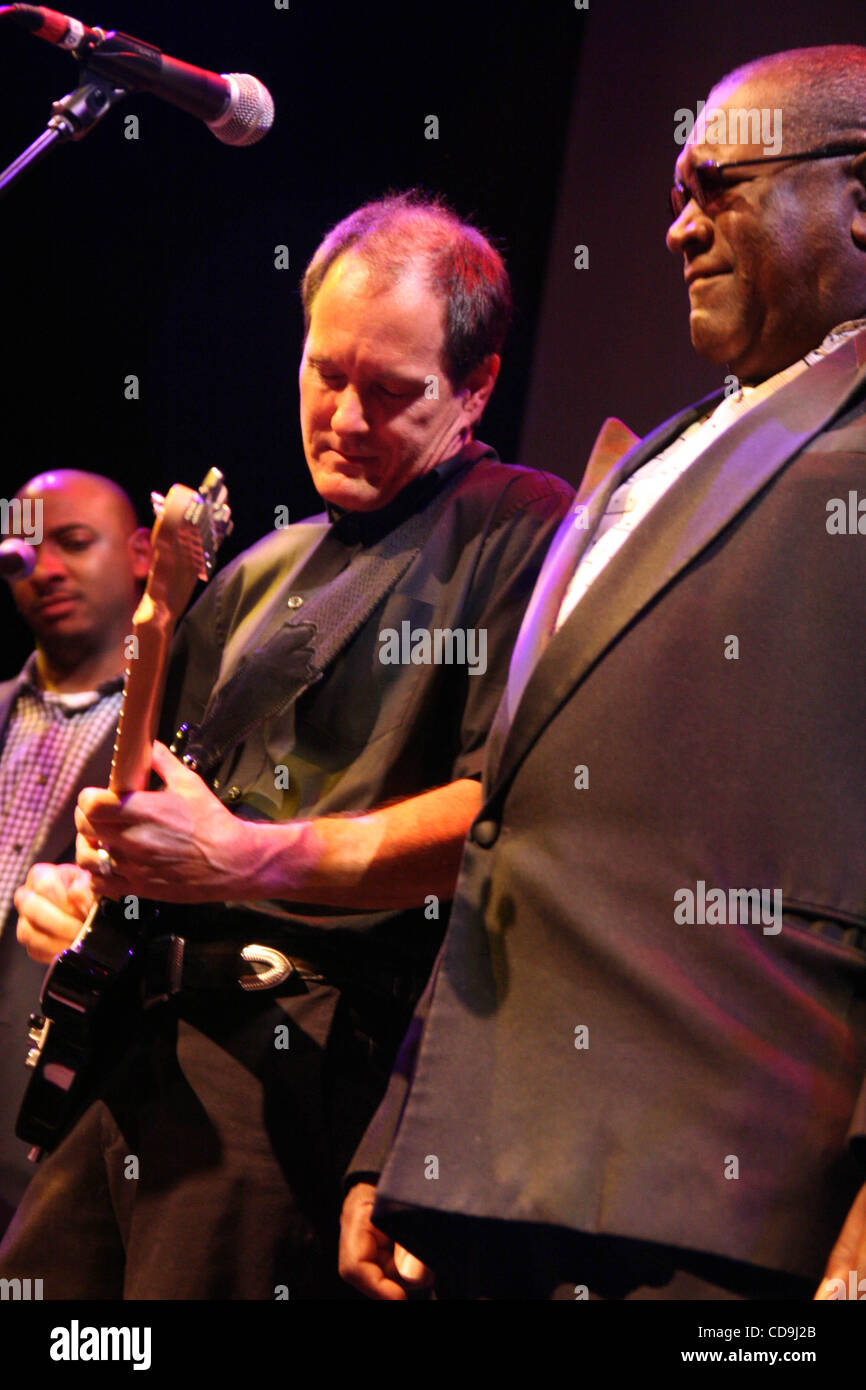 Luglio 13, 2010 - Austin, Texas, Stati Uniti - --David Murray e Mike Cross eseguire il brano '"Texas Flood"' in onore di inductee Stevie Ray Vaughan..K65602GV..2010 Austin musica memoriale cerimonia di induzione 07-13-2010(Immagine di credito: © Jeff Newman/Globe foto/ZUMApress.com) Foto Stock