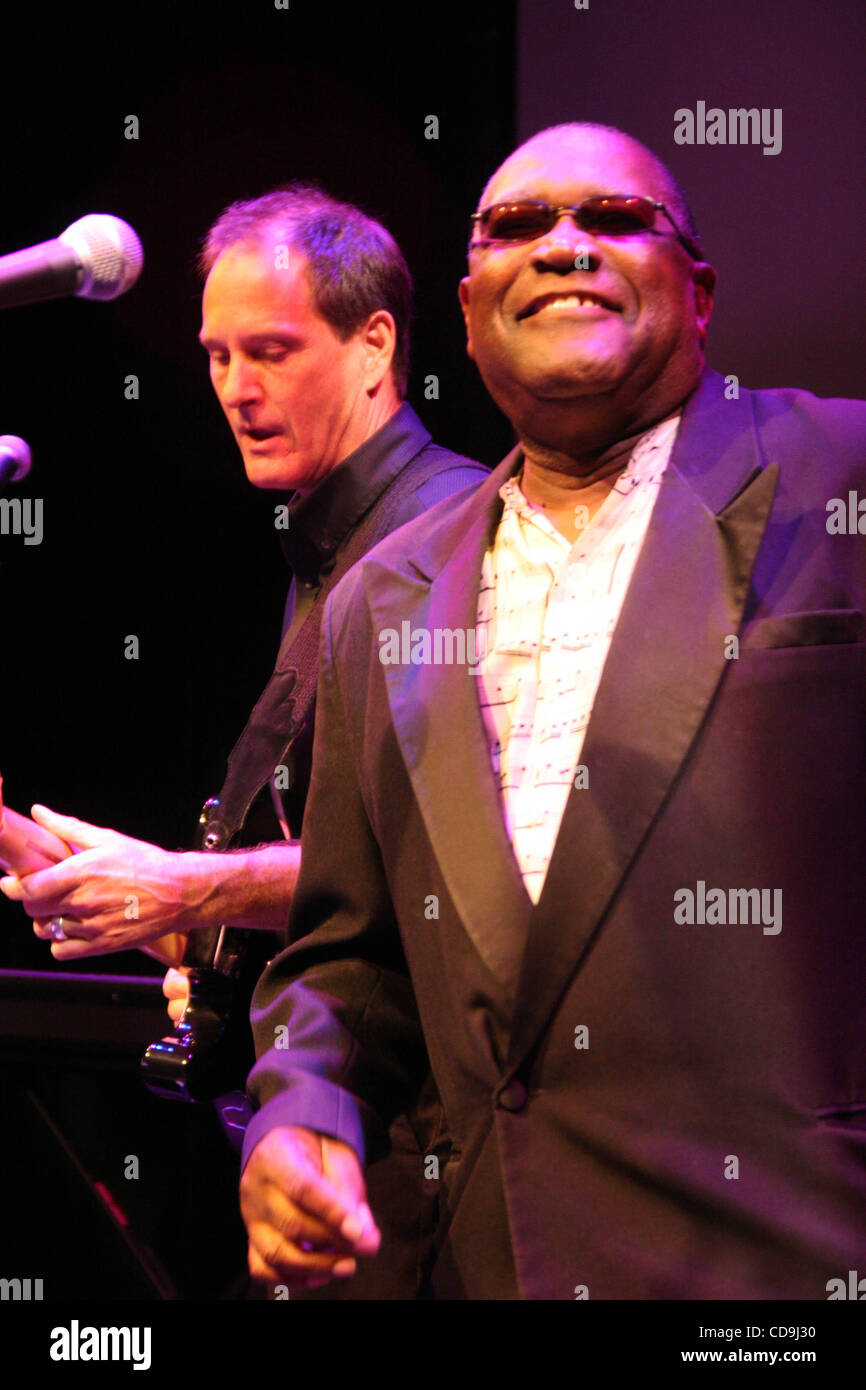 Luglio 13, 2010 - Austin, Texas, Stati Uniti - --David Murray e Mike Cross(R) eseguire il brano '"Texas Flood"' in onore di inductee Stevie Ray Vaughan..K65602GV.(Immagine di credito: © Jeff Newman/Globe foto/ZUMApress.com) Foto Stock
