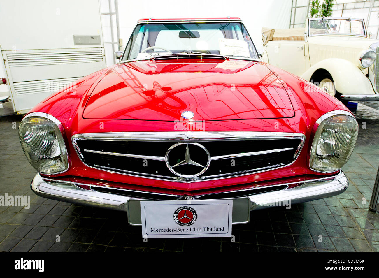 Luglio 16, 2010 - Pathum Thani, Tailandia - un 1971 Mercedes-Benz 280SL sul display con altri vintage e classic cars presso la trentaquattresima auto d'Epoca Concours . Vintage Car Club di Thailandia e la futura Park Rangsit host congiuntamente la trentaquattresima auto d'Epoca Concours durante luglio 16-18. Auto sul display sono rara collezione Foto Stock