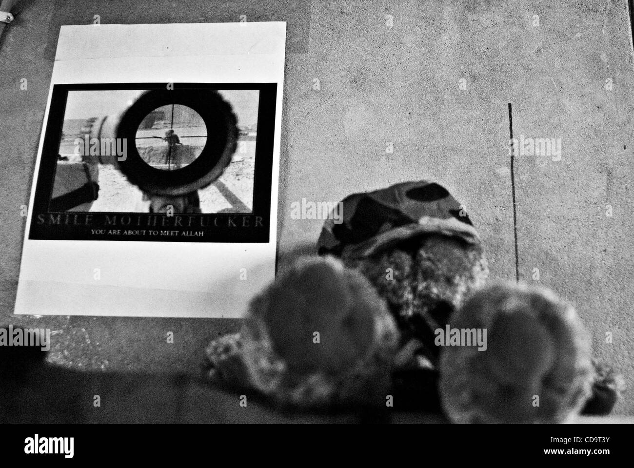 Jul 22, 2010 - Paktika , Afghanistan - un orsacchiotto di peluche e motivazionale immagine su una parete del Abu Company, 1° Battaglione, 187th Reggimento di Fanteria, posto di comando in avanti su una base operativa Boris. (Credito Immagine: © Bill Putnam/ZUMAPRESS.com) Foto Stock
