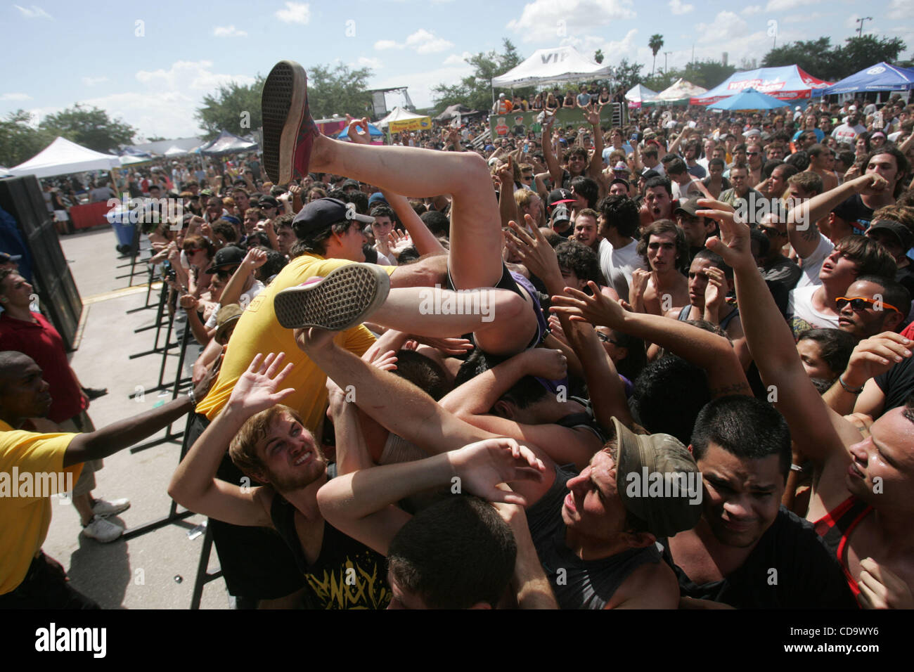 Luglio 24, 2010 - West Palm Beach, Florida, USA - Una ventola perde il supporto mentre la folla surf durante il Vans warped tour 2010 a Cruzan anfiteatro. (Credito Immagine: © Omar Vega/ZUMApress.com) Foto Stock