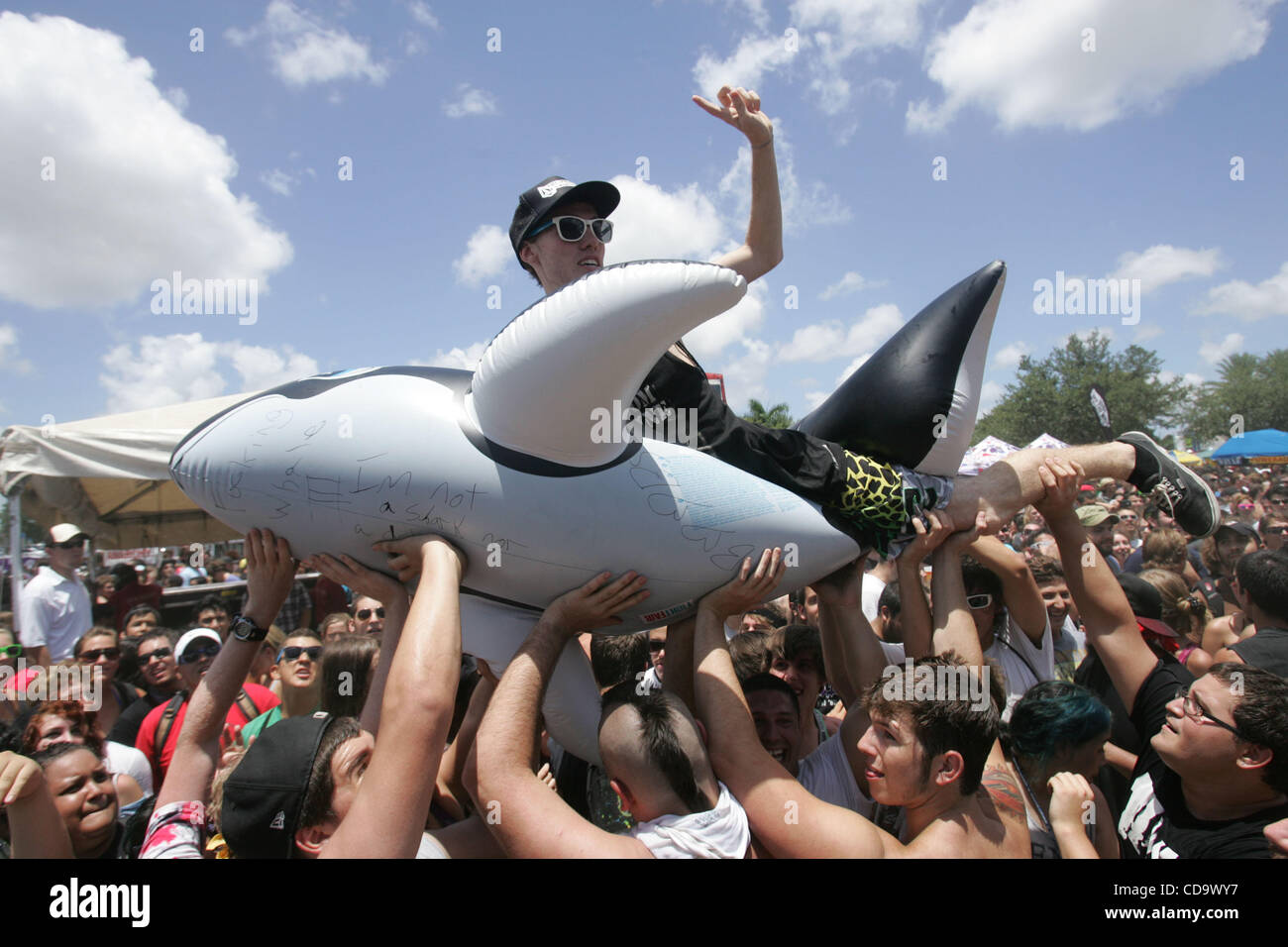 Luglio 24, 2010 - West Palm Beach, Florida, USA - Una ventola utilizza una balena gonfiabile alla folla surf durante il Vans warped tour 2010 a Cruzan anfiteatro. (Credito Immagine: © Omar Vega/ZUMApress.com) Foto Stock