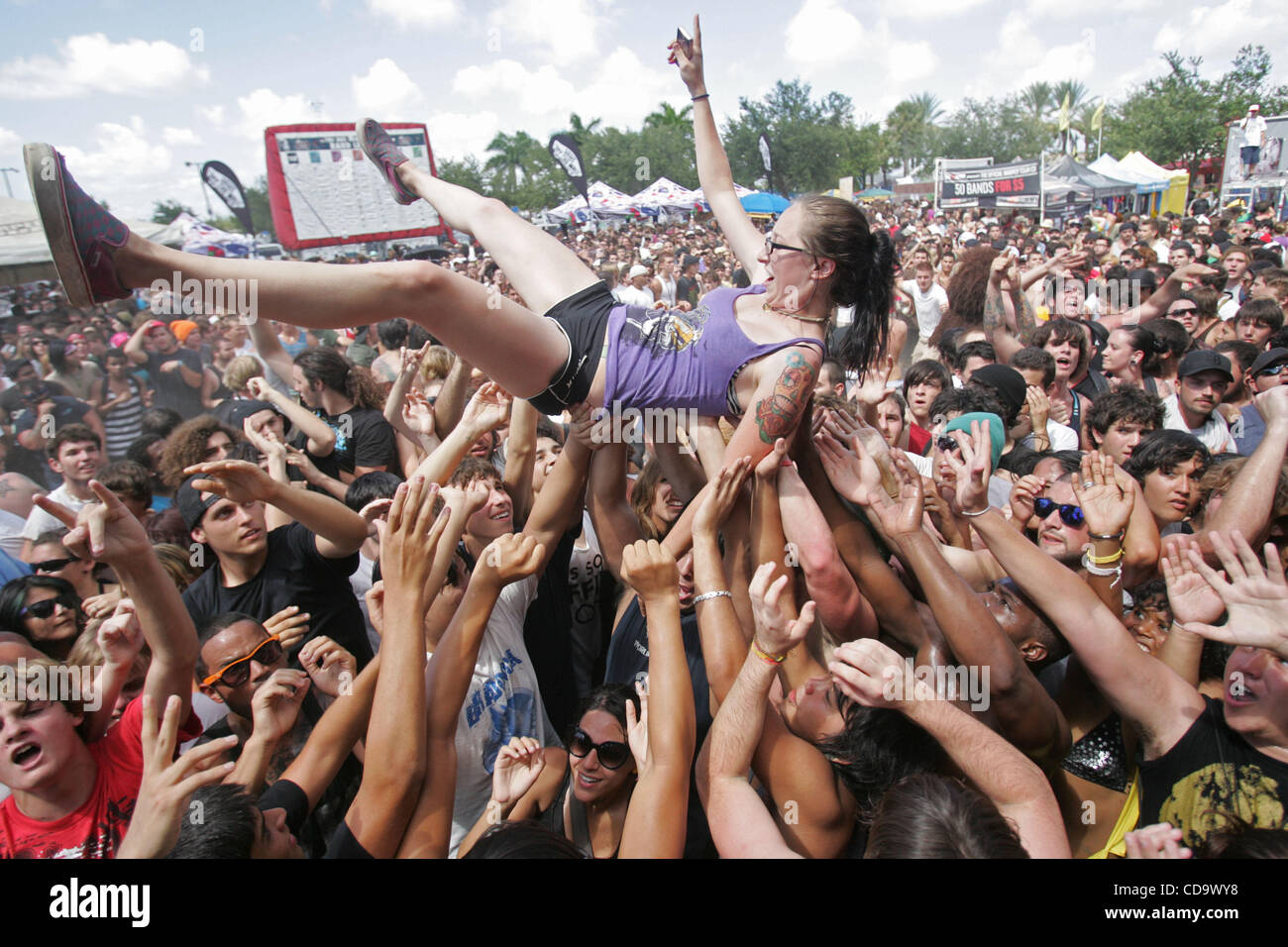 Luglio 24, 2010 - West Palm Beach, Florida, USA - un ventilatore successo folla naviga verso la parte anteriore del palco durante il Vans warped tour 2010 a Cruzan anfiteatro. (Credito Immagine: © Omar Vega/ZUMApress.com) Foto Stock