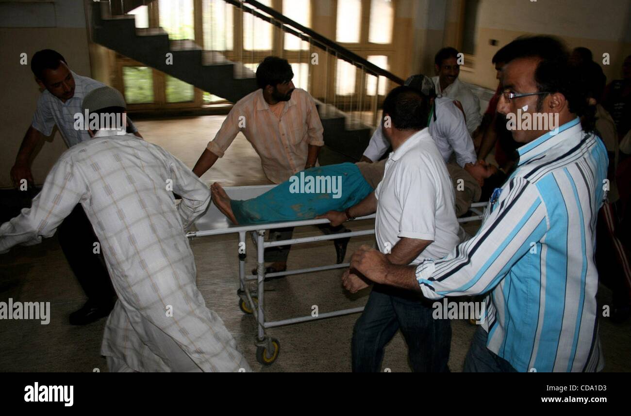 Jul 31, 2010 - Srinagar Kashmir, India - Un ferito musulmana del Kashmir è portato in ospedale. Un adolescente è stato ucciso e sei persone sono rimaste ferite in Indiana forza di sicurezza la cottura con il proseguire delle violenze nel nord del Kashmir del distretto di Baramulla, 60 km da Srinagar. Autorità coprifuoco imposto in Sri Foto Stock