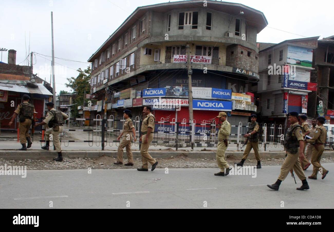 Jul 31, 2010 - Srinagar Kashmir, India - polizia pattuglia le strade deserte durante un coprifuoco. Un adolescente è stato ucciso e sei persone sono rimaste ferite in Indiana forza di sicurezza la cottura con il proseguire delle violenze nel nord del Kashmir del distretto di Baramulla, 60 km da Srinagar. Autorità coprifuoco imposto Foto Stock