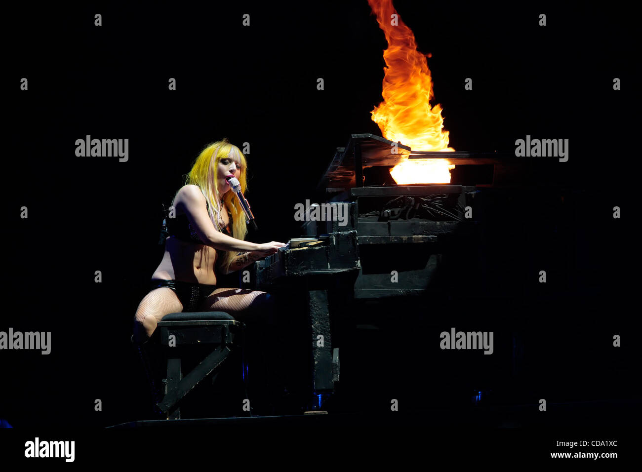 Luglio 31, 2010: la dinamica superstar pop Lady Gaga si esibisce dal vivo sul palco della US Airways Center in Phoenix, Arizona sul suo ultimo stop sul suo 2010 Monster Ball tour nord americano presentato da Virgin Mobile.&#xA; (credito Immagine: © Bruce Yeung Southcreek/Global/ZUMApress.com) Foto Stock