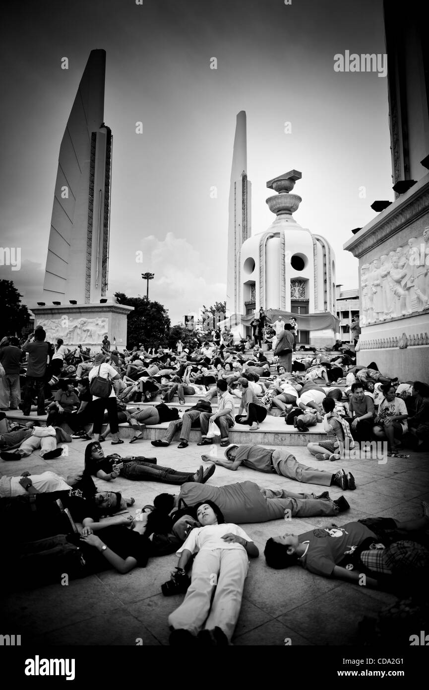 Agosto 01, 2010 - Bangkok, Thailandia - Maglietta rossa governo anti-manifestanti pongono come cadaveri durante una dimostrazione presso la democrazia un monumento a Bangkok. Sombat Boonngamanong, pro-democrazia attivista, conduce un'altra dimostrazione in spregio della legge di emergenza e a ricordare al pubblico dei militari recenti Foto Stock