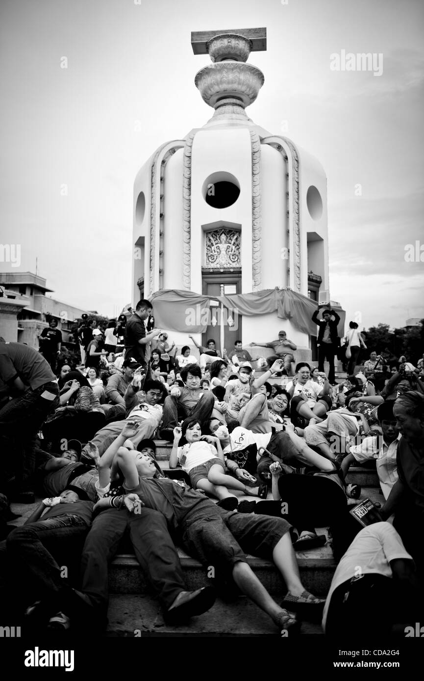 Agosto 01, 2010 - Bangkok, Thailandia - Maglietta rossa governo anti-manifestanti pongono come cadaveri durante una dimostrazione presso la democrazia un monumento a Bangkok. Sombat Boonngamanong, pro-democrazia attivista, conduce un'altra dimostrazione in spregio della legge di emergenza e a ricordare al pubblico dei militari recenti Foto Stock