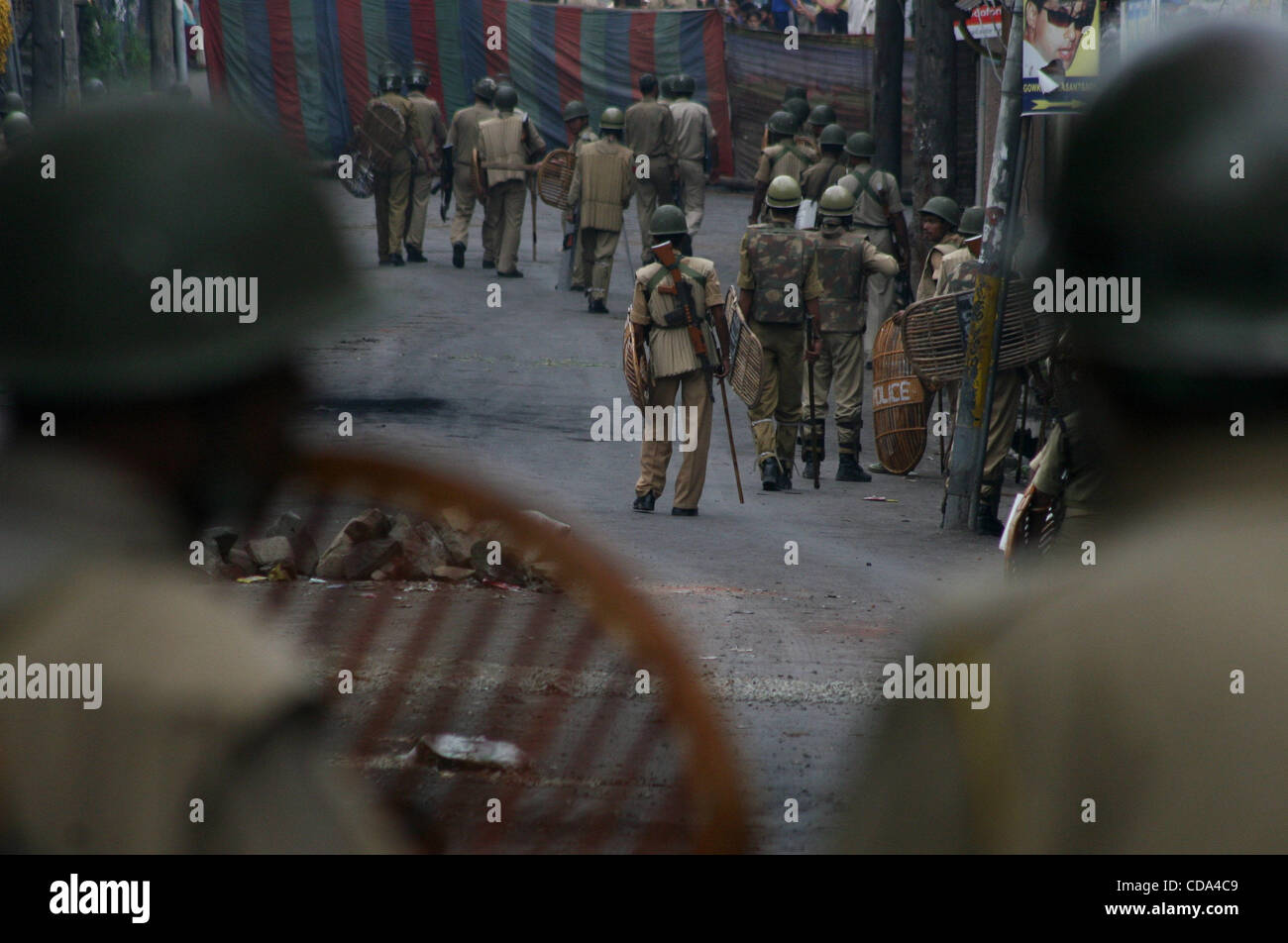 La polizia indiana sta di guardia durante la continua coprifuoco a Srinagar, la capitale estiva del Kashmir indiano, su 5/8/2010 tenendo il pedaggio nella violenza nella valle del Kashmir a 47 dal Giugno 11 Foto/Altaf Zargar/Zuma premere Foto Stock