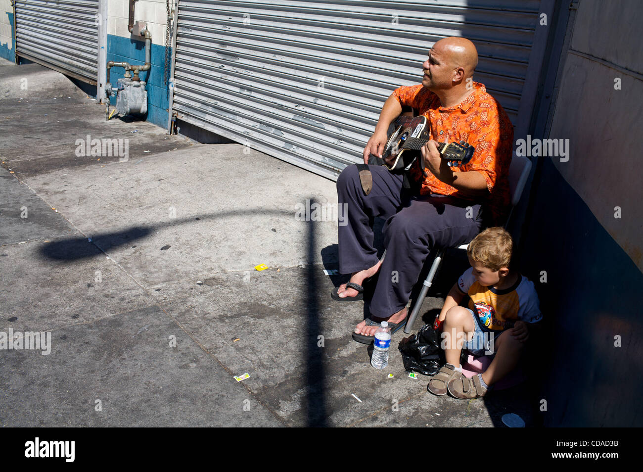 Agosto 22, 2010 - Los Angeles, California, Stati Uniti - Una comunità di senzatetto abitano la "fila di capretto'' di Los Angeles, CA. Uomini, donne e bambini girovagare per le strade - vale a dire Alameda - in cerca di conforto o un pezzo di mente. (Credito Immagine: © Giordania Stead/ZUMApress.com) Foto Stock