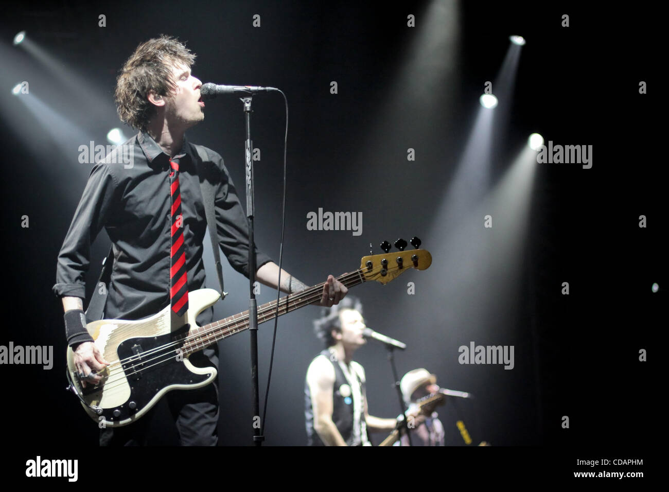 Canadian rock band somma 41 performing live presso l'Arena di Mosca Mosca. (I membri attuali della band: Deryck Whibley, Steve Jocz, Jason McCaslin, Tom Thacker ). Foto Stock
