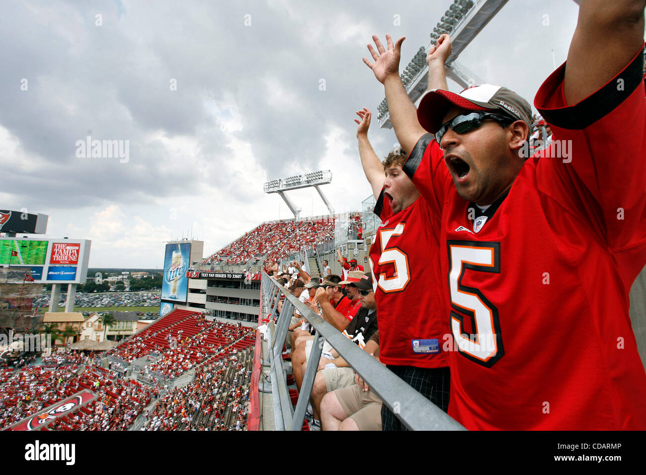 Sett. 12, 2010 - Tampa, FL - DIRK SHADD | Orari .TP 328118 SHAD BUCS 22 (09/12/10) TAMPA Tampa Bay Buccaneers ventole Abhish Patel (CQ) (sulla destra), 25, e il suo amico Ben Townsewnd (CQ), 21, entrambi da Toronto allegria durante il terzo trimestre azione contro i Cleveland Browns presso Raymond James Stadium in Foto Stock