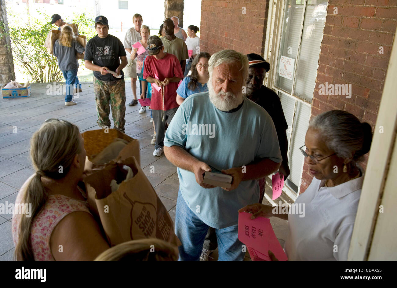 Settembre 16, 2010 - Cartersville, Georgia, Stati Uniti - Quaranta quattro milioni di persone negli Stati Uniti, o uno in sette residenti, vissuta in povertà nel 2009, con un aumento di 4 milioni di euro a partire dall'anno prima il Census Bureau ha riportato il giovedì. Il tasso di povertà è salito a 14,3 percento - il più alto dal 1994 Foto Stock