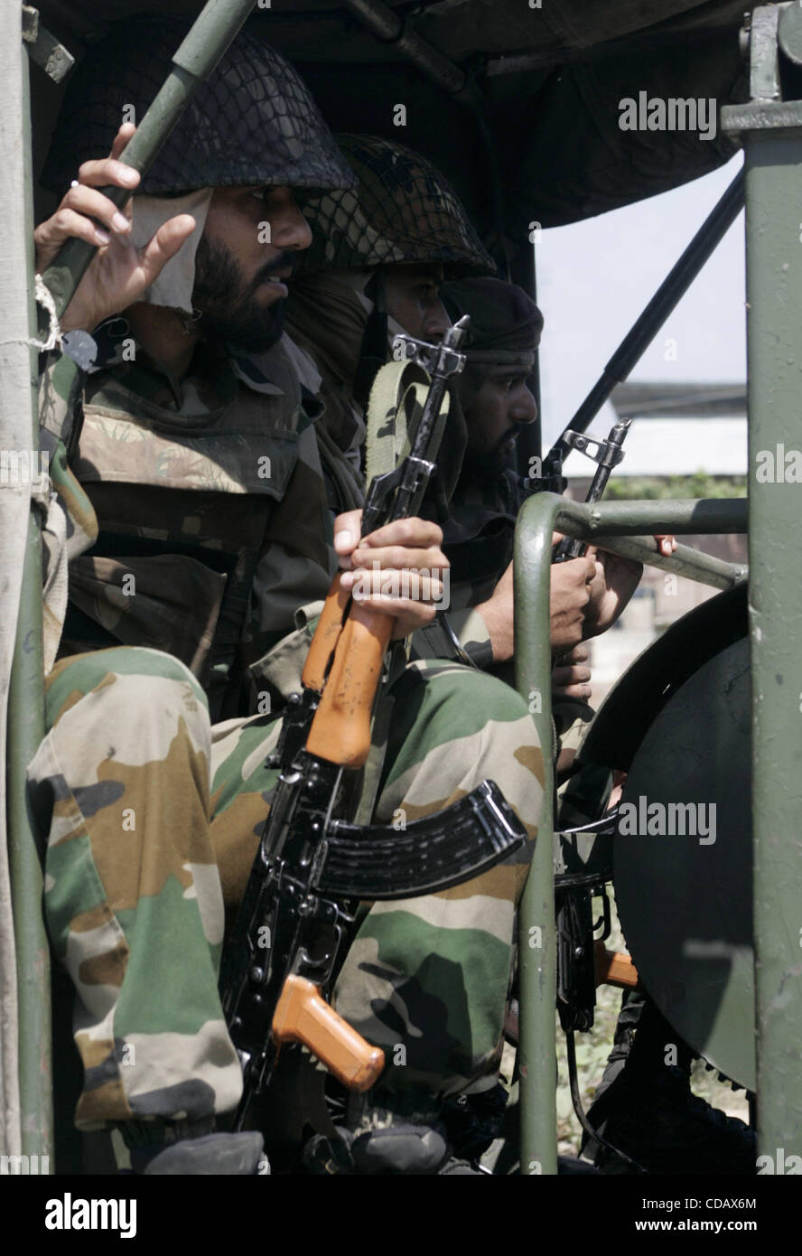 Un esercito indiano soldisrs petroling durante un coprifuoco a Srinagar,la capitale estiva del Kashmir indiano su ,Giovedì, Settembre 16, 2010. La recente esplosione di violenza nella valle del Kashmir ha lasciato il governo alla ricerca di una nuova strategia per affrontare mesi del Kashmir proteste separatisti, e Foto Stock