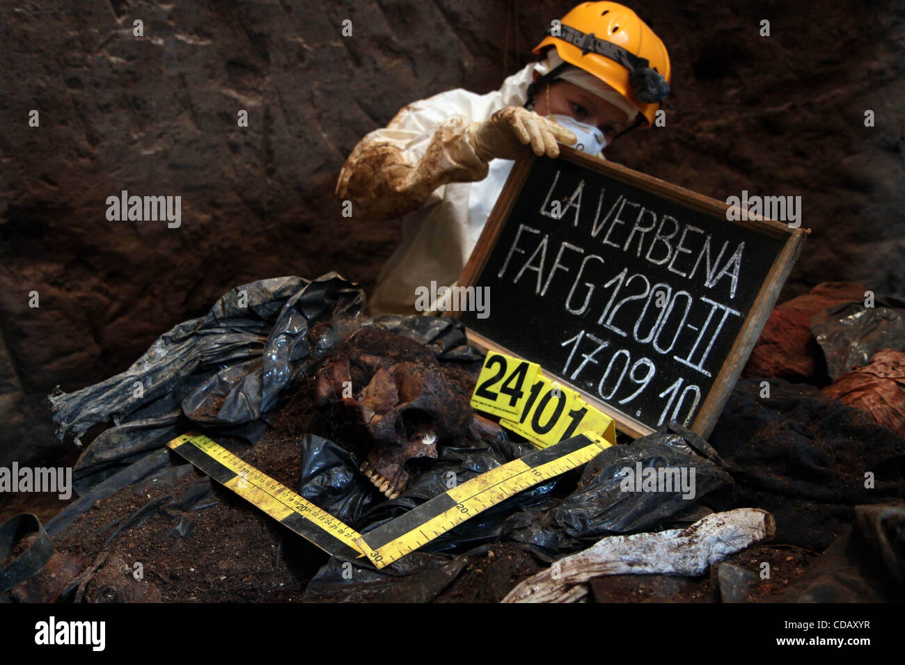 Settembre 17, 2010 - Città del Guatemala, Guatemala - Membri del Guatemala antropologia forense Foundation (FAFG) sono ora state lavorando per sette mesi sul punto di riferimento esumazioni a La verbena cimitero. Senza dubbio questo è il più complesso ed ambizioso progetto in cerca del 45.000 detenuti-dis Foto Stock