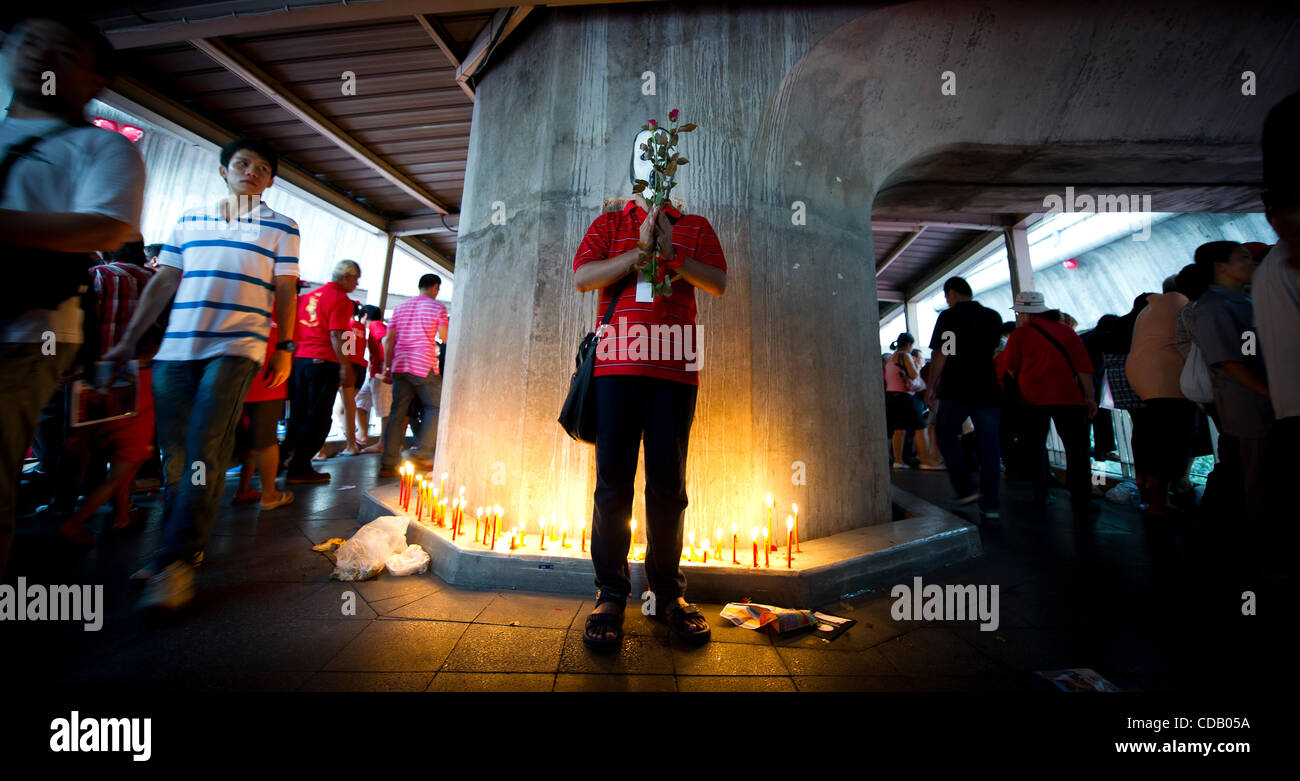 Sett. 19, 2010 - Bangkok, Tailandia - un elemento di camicia rossa, noto anche come fronte unito per la democrazia contro la dittatura (UDD) trattiene rose rosse su un skywalk durante il colpo di stato anniversario a Ratchaprasong incrocio nel centro cittadino di Bangkok. 19 settembre segna quattro anni dopo il colpo di stato che aveva esautorato Tailandia Foto Stock