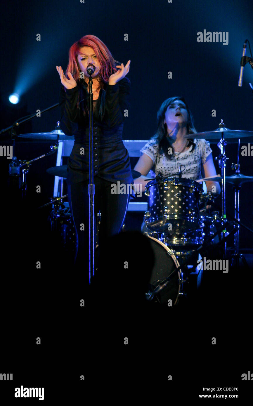 Sett. 20, 2010 - Hollywood, Florida, Stati Uniti d'America - cantante Allison Iraheta esegue il 19 settembre 2010 durante il suo Glam Nation Tour al Hard Rock dal vivo al Seminole Hard Rock Hotel & Casino in Hollywood Florida (credito Immagine: © Aaron Gilbert Southcreek/Global/ZUMApress.com) Foto Stock