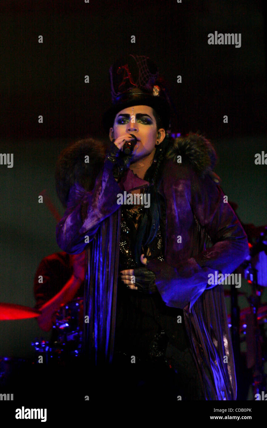 Sett. 20, 2010 - Hollywood, Florida, Stati Uniti d'America - cantante Adam Lambert esegue il 19 settembre 2010 durante il suo Glam Nation Tour al Hard Rock dal vivo al Seminole Hard Rock Hotel & Casino in Hollywood Florida (credito Immagine: © Aaron Gilbert Southcreek/Global/ZUMApress.com) Foto Stock