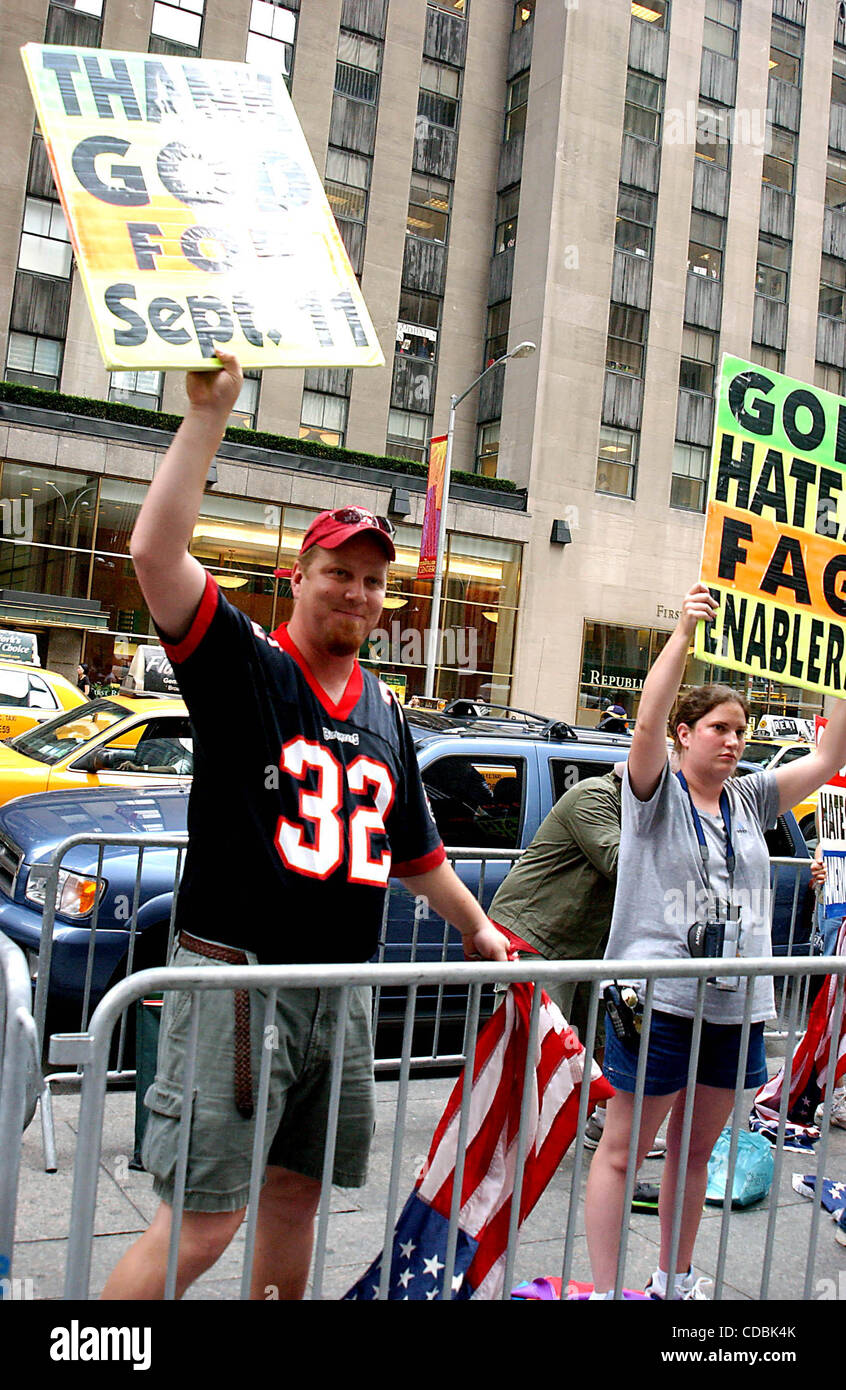 K32657AR .sulla sesta Avenue a New York vicino a 50 th street, una famiglia dal Kentucky protestavano contro e fags altri nel nome di Dio .09/08/2003 . / 2003.(Immagine di credito: Â© Andrea Renault/Globe foto/ZUMAPRESS.com) Foto Stock