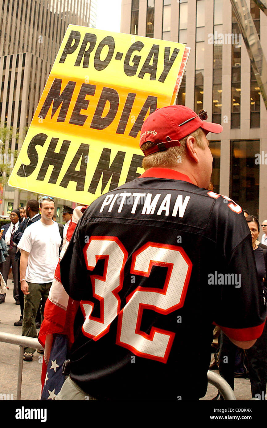 K32657AR .sulla sesta Avenue a New York vicino a 50 th street, una famiglia dal Kentucky protestavano contro e fags altri nel nome di Dio .09/08/2003 . / 2003.(Immagine di credito: Â© Andrea Renault/Globe foto/ZUMAPRESS.com) Foto Stock