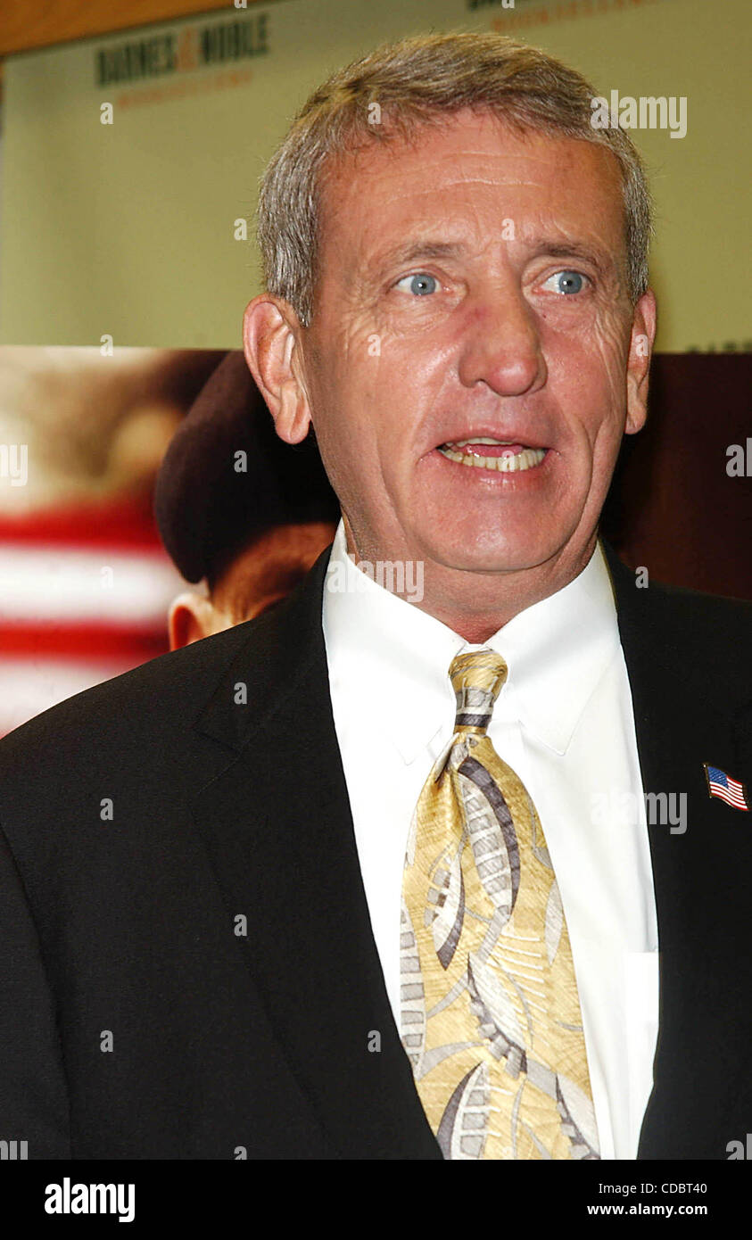 K38645AR.ex esercito generale Tommy Franks segni LE COPIE DEL SUO LIBRO soldato americano di Barnes and Noble ROCKEFELLER CENTER, New York New York 08/04/2004. / TOMMY FRANKS(Immagine di credito: Â© Andrea Renault/Globe foto/ZUMAPRESS.com) Foto Stock