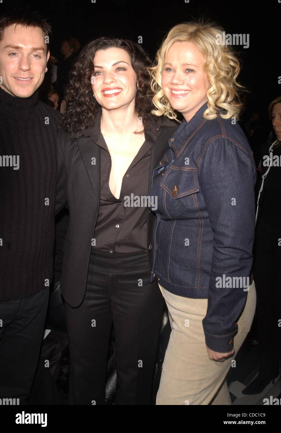 02/11/2003 NEW YORK New York.NARCISCO RODRIGUEZ caduta 2003 collezione. / K28945AR.RON ELDARD, JULIANNA MARGULIES E CAROLINE RHEA(Immagine di credito: Â© Andrea Renault/Globe foto/ZUMAPRESS.com) Foto Stock