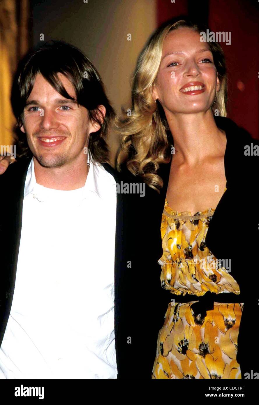 K20069AR SD10/11/2000.Spazio per crescere nella carità asta di Christie's Rockefeller Plaza, NYC.ETHAN HAWKE e Uma Thurman.(Immagine di credito: Â© Andrea Renault/Globe foto/ZUMAPRESS.com) Foto Stock