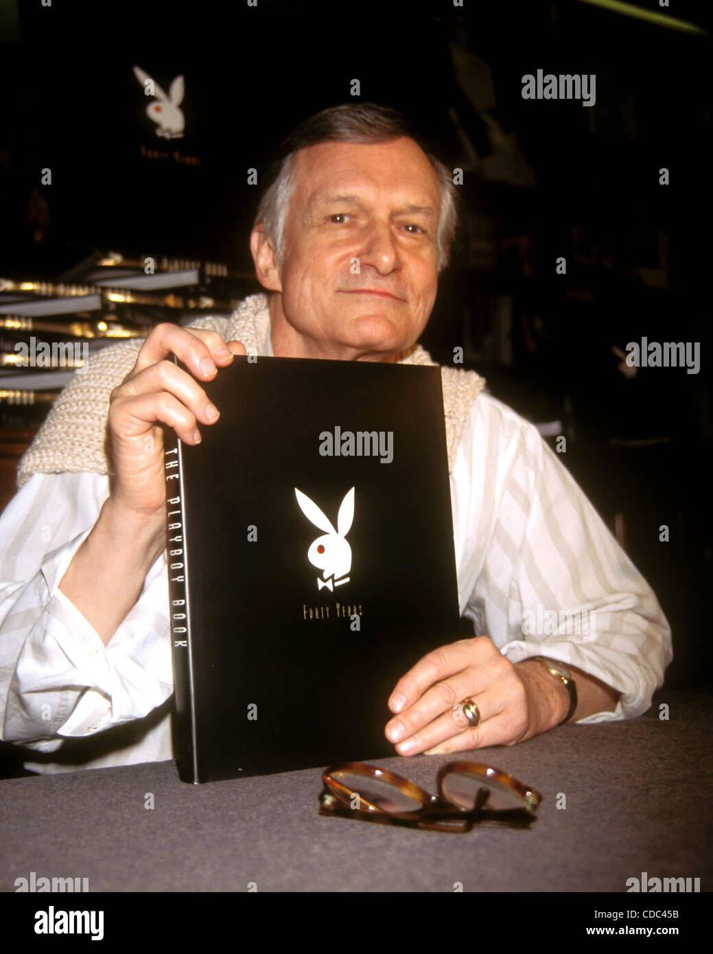 L9297AR SD09/21/1994.Hugh Hefner firma libro ''PLAYBOY:quaranta anni - LA STORIA COMPLETA''. RENUALT (credito Immagine: Â© Andrea Renault/Globe foto/ZUMAPRESS.com) Foto Stock