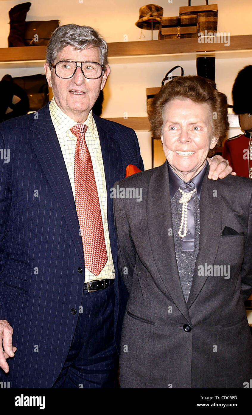 K27099AR SD1107.BURBERRY'S NEW YORK FLAGSHIP STORE APERTURA.EVENTO DI GALA.JERRY E EILEEN FORD.57TH STREET, New York New York. / 2002.(Immagine di credito: Â© Andrea Renault/Globe foto/ZUMAPRESS.com) Foto Stock