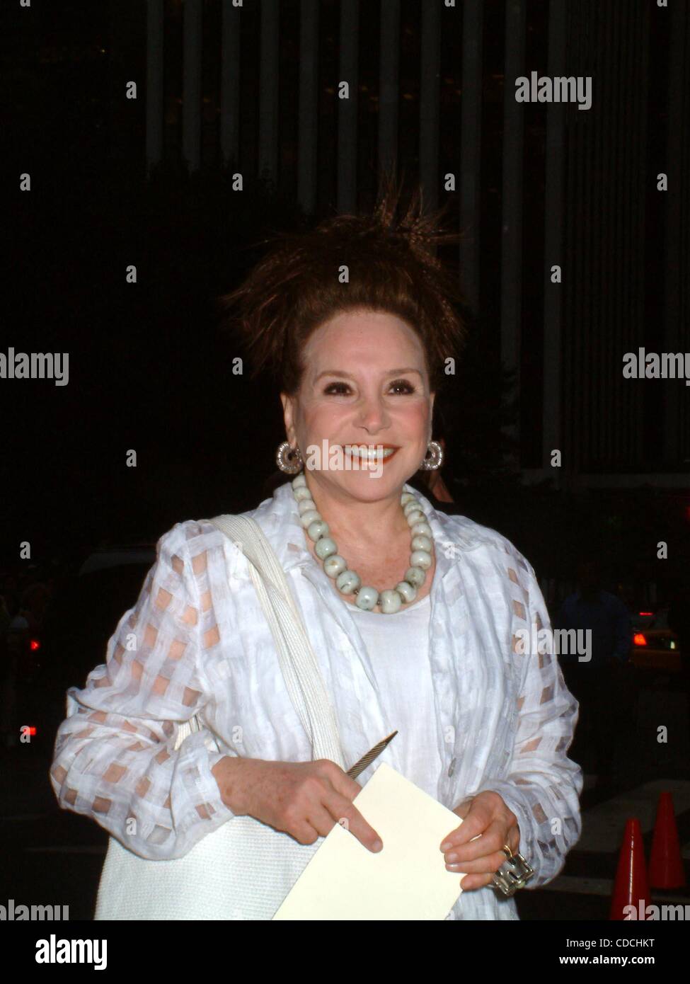 K32146ML NEW YORK PREMIERE DI LE DIVORZIO A PARIGI Theatre di New York New York 08/05/2003. / CINDY ADAMS(Immagine di credito: Â© Mitchell Levy/Globe foto/ZUMAPRESS.com) Foto Stock