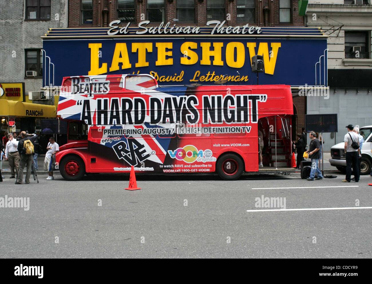 Il 1 gennaio, 2011 - New York New York, Stati Uniti - K38675RM.BEATLES LOOKALIKES ricreare i Fab Four Ed Sullivan Show aspetto per celebrare il 40esimo anniversario di una dura giornata di notte ed esclusiva PREMIERE HD SU RAVE HD Ed Sullivan Theater, New York New York 08/05/2004. / 2004..DOUBLE DECKER BUS(Cr Foto Stock