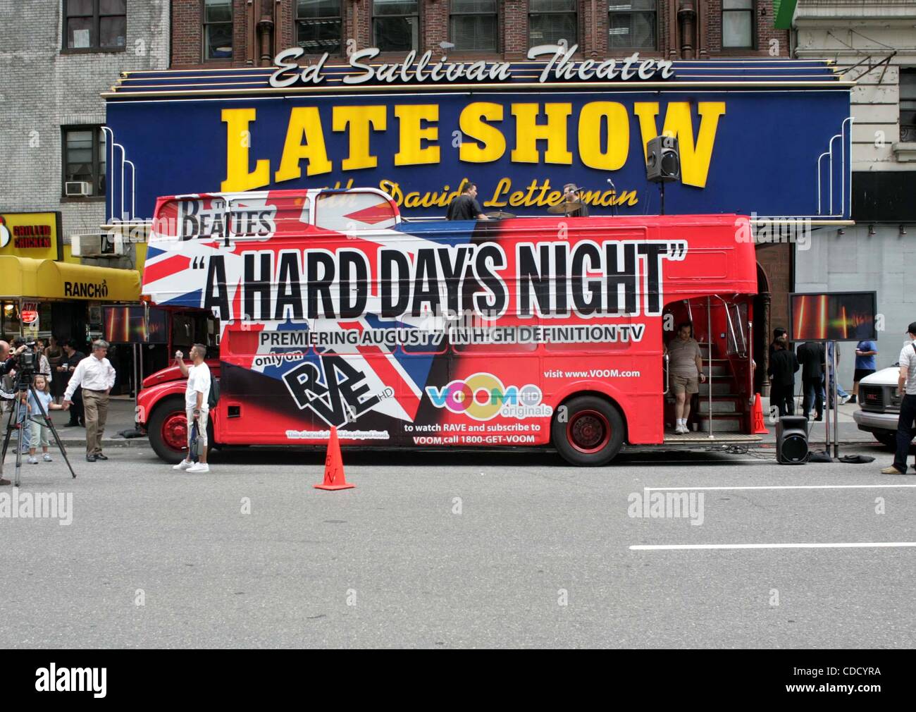 Il 1 gennaio, 2011 - New York New York, Stati Uniti - K38675RM.BEATLES LOOKALIKES ricreare i Fab Four Ed Sullivan Show aspetto per celebrare il 40esimo anniversario di una dura giornata di notte ed esclusiva PREMIERE HD SU RAVE HD Ed Sullivan Theater, New York New York 08/05/2004. / 2004..DOUBLE DECKER BUS(Cr Foto Stock