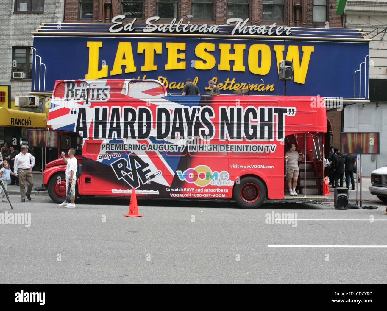 Il 1 gennaio, 2011 - New York New York, Stati Uniti - K38675RM.BEATLES LOOKALIKES ricreare i Fab Four Ed Sullivan Show aspetto per celebrare il 40esimo anniversario di una dura giornata di notte ed esclusiva PREMIERE HD SU RAVE HD Ed Sullivan Theater, New York New York 08/05/2004. / 2004..DOUBLE DECKER BUS(Cr Foto Stock