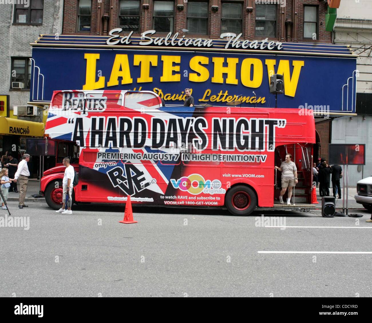 Il 1 gennaio, 2011 - New York New York, Stati Uniti - K38675RM.BEATLES LOOKALIKES ricreare i Fab Four Ed Sullivan Show aspetto per celebrare il 40esimo anniversario di una dura giornata di notte ed esclusiva PREMIERE HD SU RAVE HD Ed Sullivan Theater, New York New York 08/05/2004. / 2004..DOUBLE DECKER BUS(Cr Foto Stock