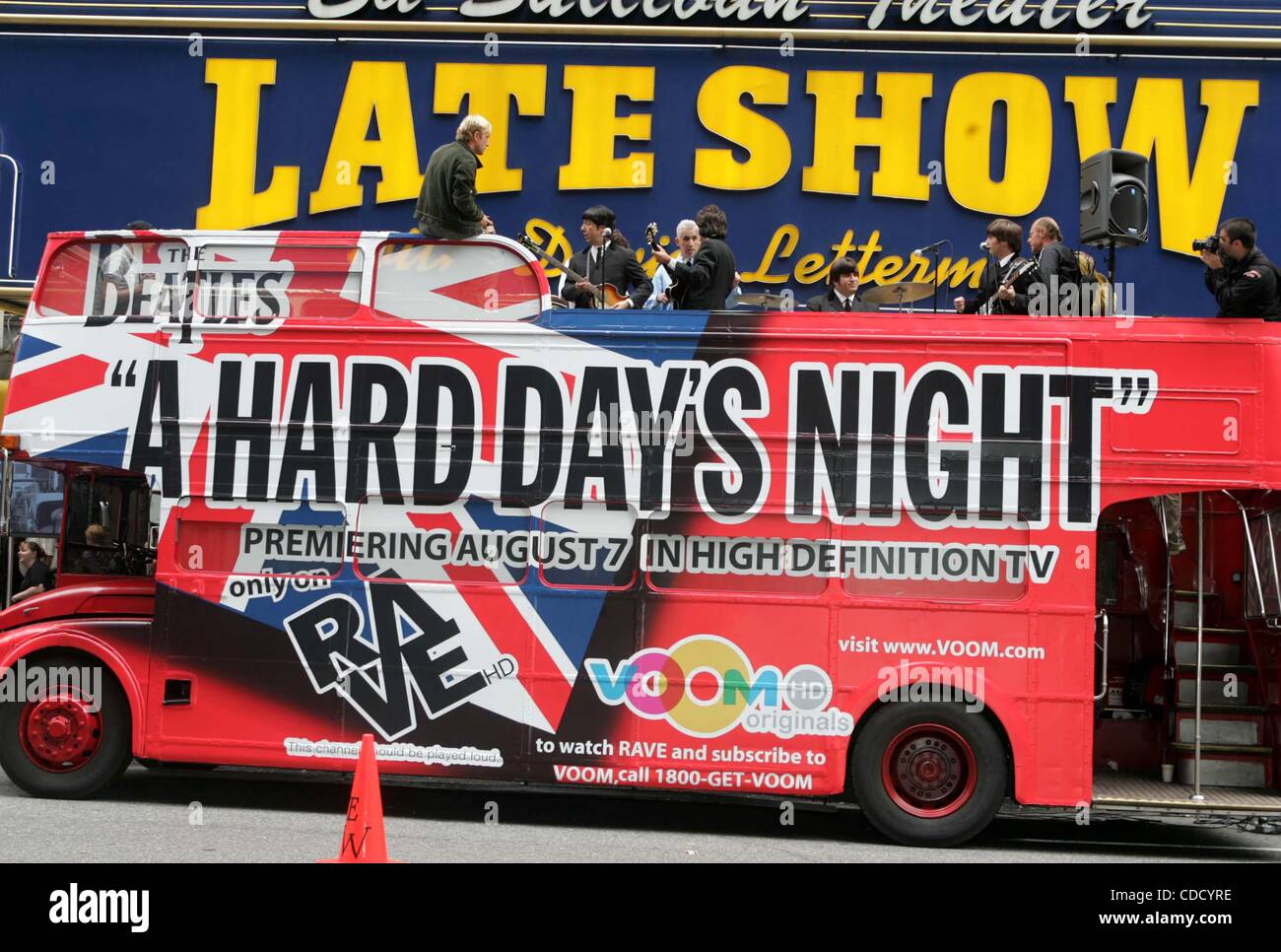 Il 1 gennaio, 2011 - New York New York, Stati Uniti - K38675RM.BEATLES LOOKALIKES ricreare i Fab Four Ed Sullivan Show aspetto per celebrare il 40esimo anniversario di una dura giornata di notte ed esclusiva PREMIERE HD SU RAVE HD Ed Sullivan Theater, New York New York 08/05/2004. / 2004..DOUBLE DECKER BUS(Cr Foto Stock