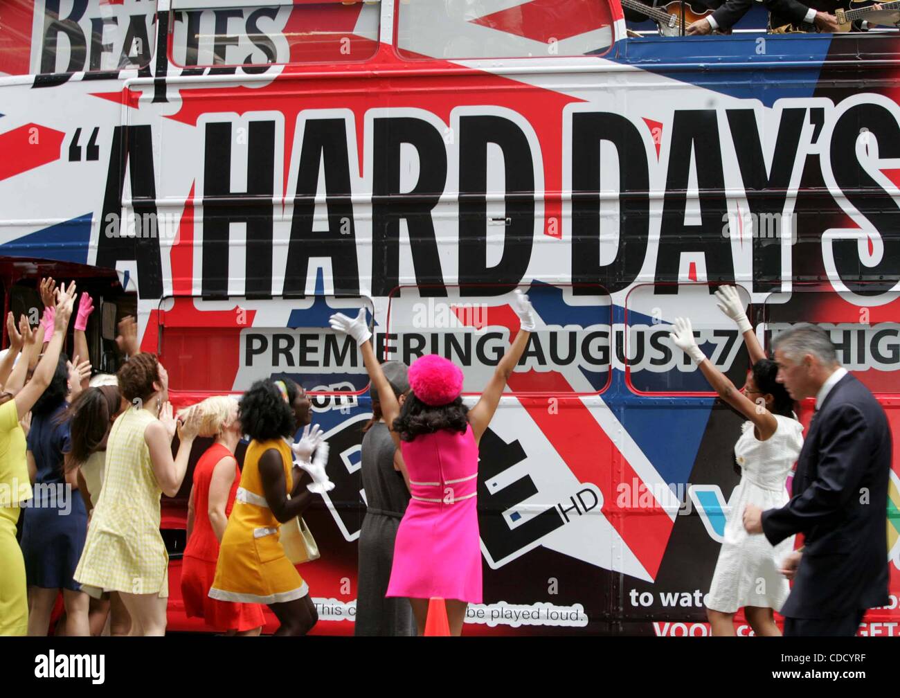 Il 1 gennaio, 2011 - New York New York, Stati Uniti - K38675RM.BEATLES LOOKALIKES ricreare i Fab Four Ed Sullivan Show aspetto per celebrare il 40esimo anniversario di una dura giornata di notte ed esclusiva PREMIERE HD SU RAVE HD Ed Sullivan Theater, New York New York 08/05/2004. / 2004..DOUBLE DECKER BUS(Cr Foto Stock